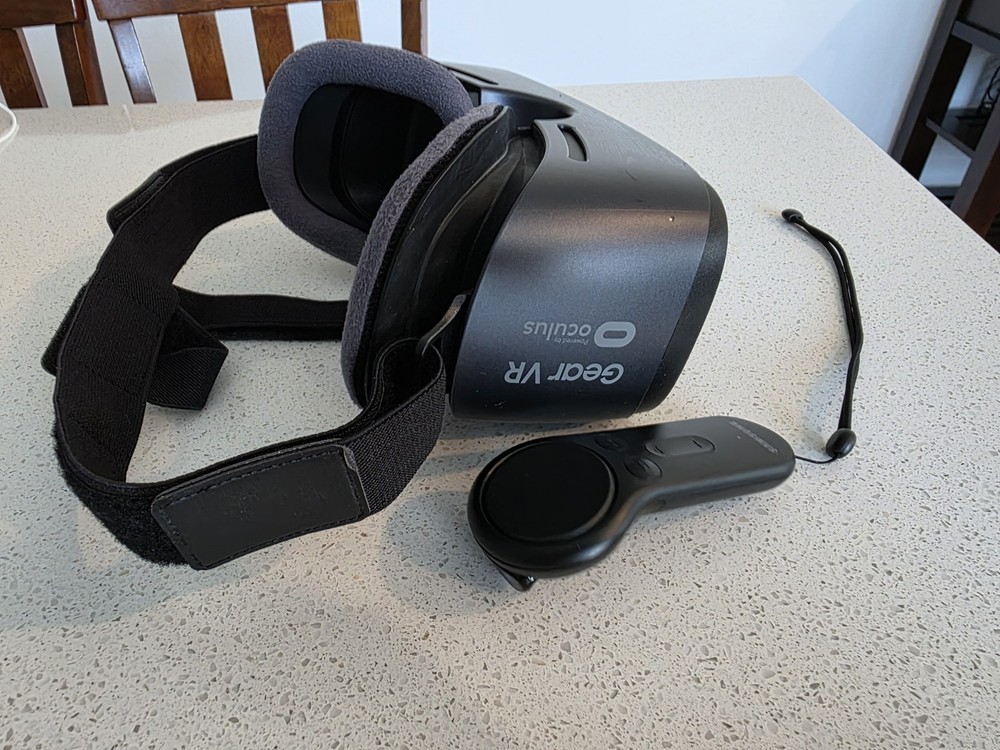 Samsung Gear VR Black Plastic Smartphone VR Headset with Controller for Oculus