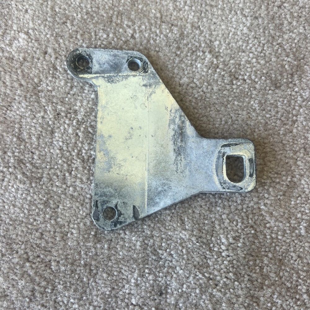 1999 - 2017 HARLEY DAVIDSON DYNA OEM FRONT HEADER EXHAUST MOUNT BRACKET 65975-99