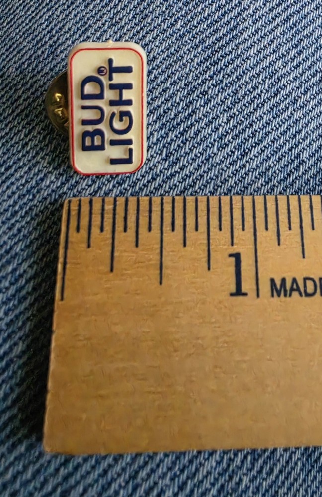 Lapel Pin / Plastic / BUD LIGHT