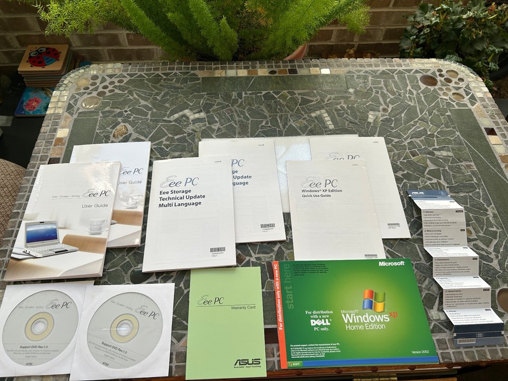 Asus Eee PC Windows XP Edition disks, booklets, start guide