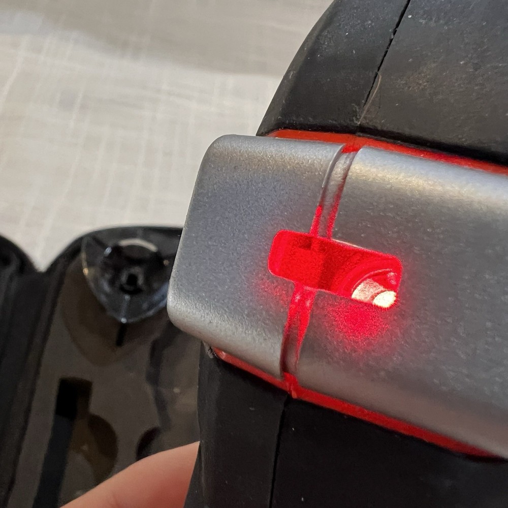 BLACK+DECKER BDL190S BullsEye Auto-Leveling Laser ~ Stud Sensor Tool w/ Case