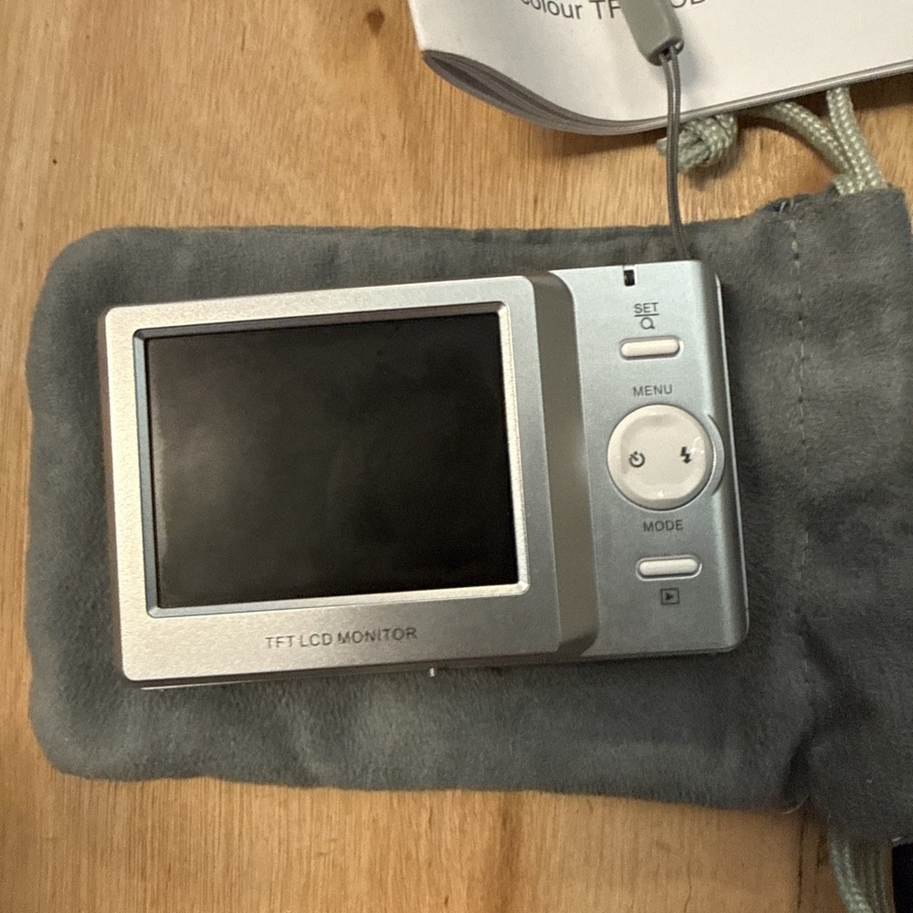 Hitachi HDC-570AS Digital Camera 5MP, Silver Please Read
