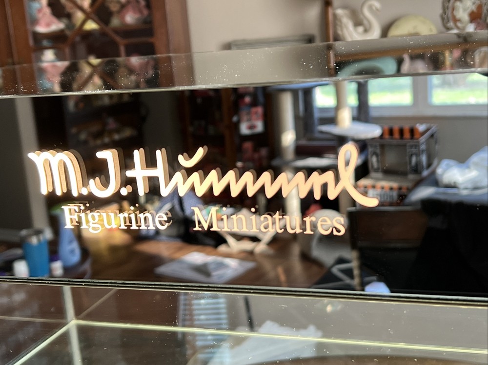 1990 HUMMEL STORE DISPLAY CASE, BEAUTIFUL SOLID CASE WITH 2 LOCKING DOORS