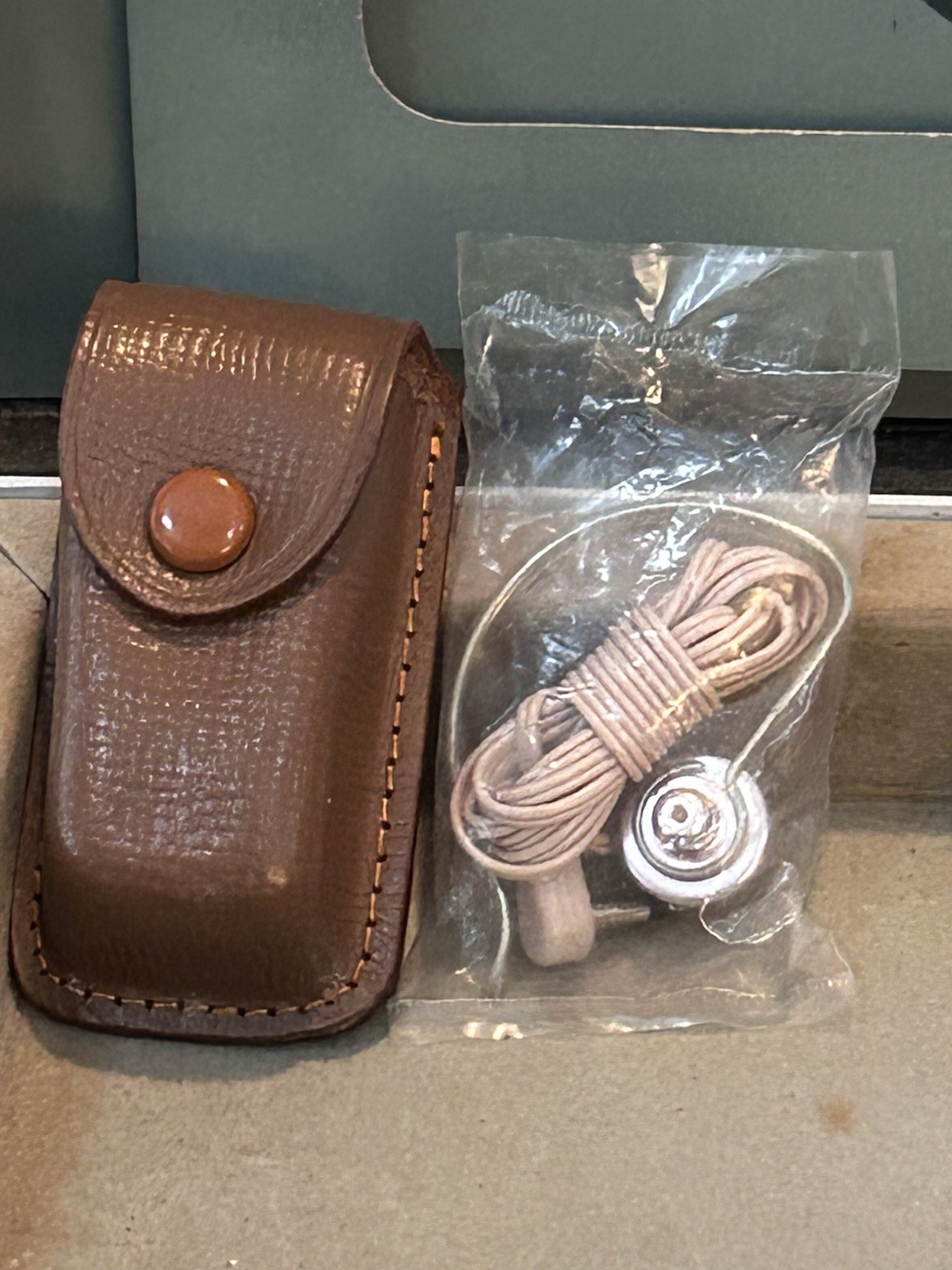 Vintage Toshiba 8TM-294 transistor radio box with accessories