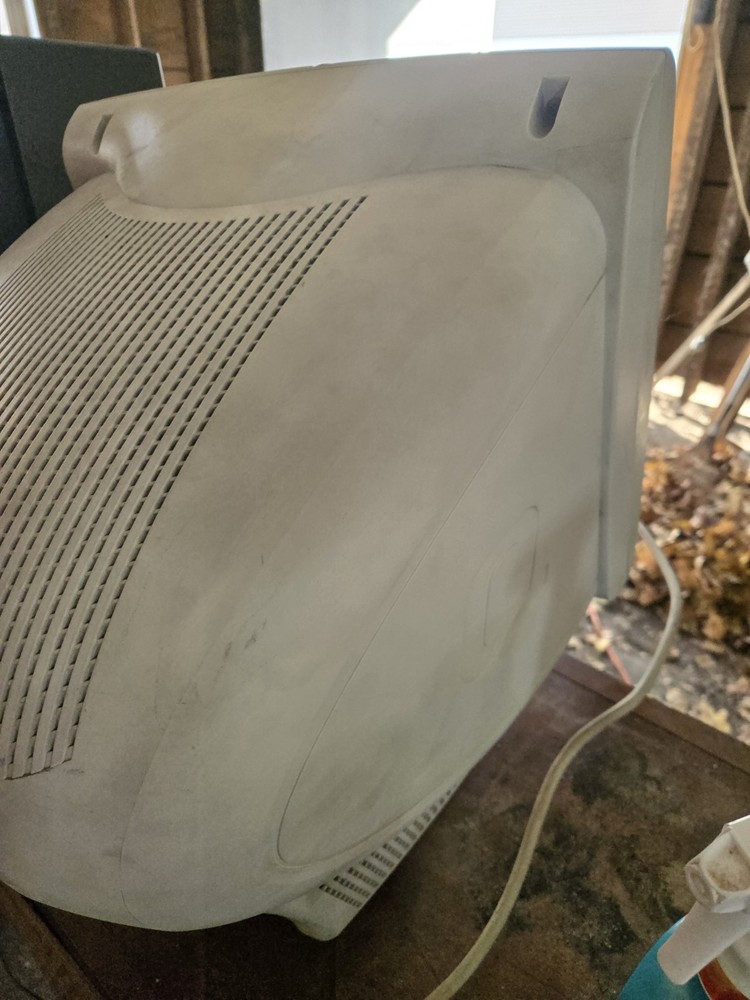 2000 Compaq Original Vintage Model MV740. 17"