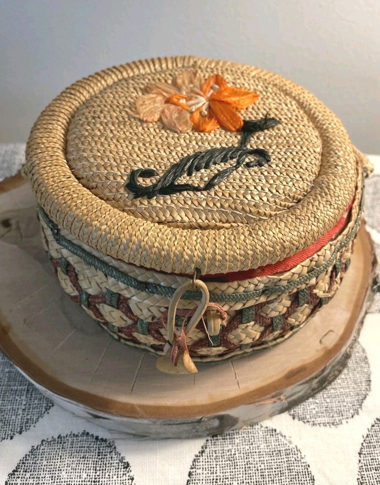 Vtg Wicker Sewing Basket 🧺