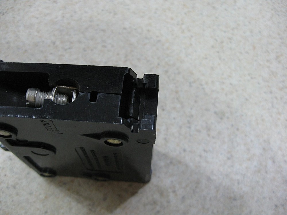 X 5 - Cutler Hammer 15 amp single pole circuit breakers ( Five Breakers - NEW )