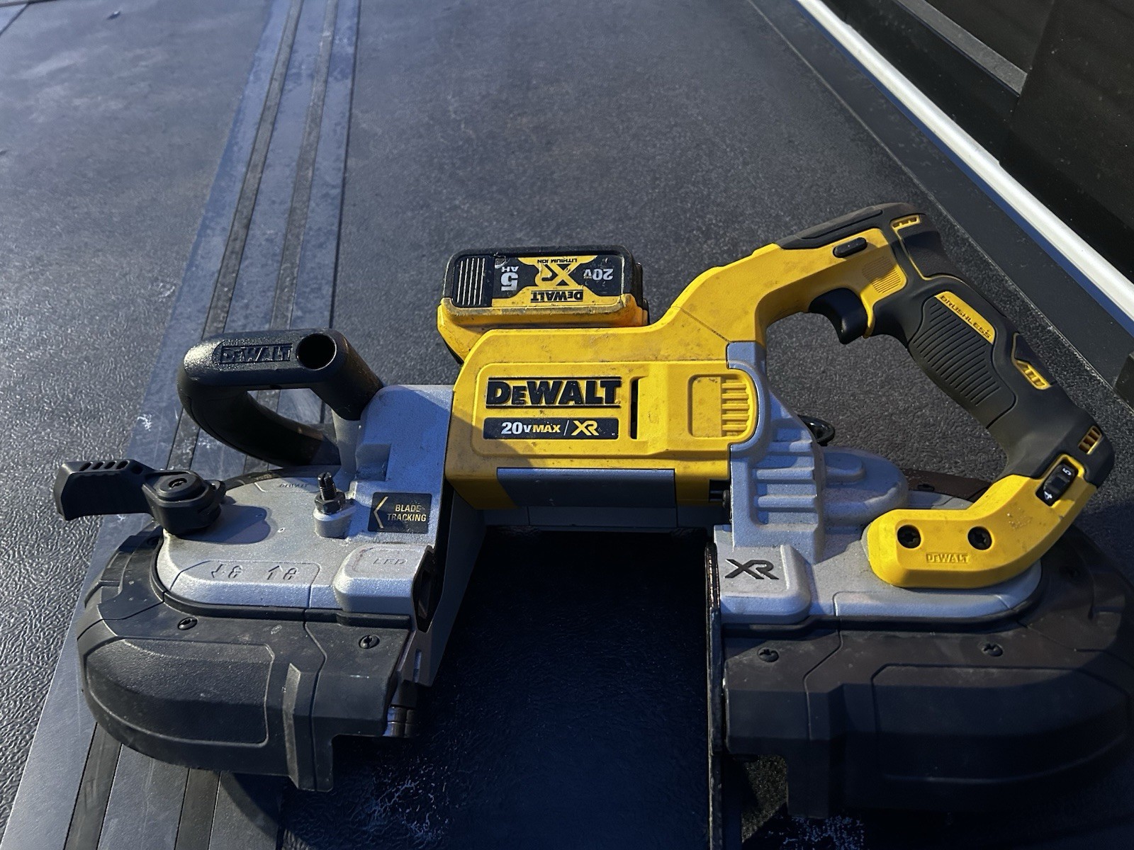 SLIGHTLY USED DEWALT BRUSHLESSSS 20v BANDSAW with TWO!! 20v EXTRA BATTERIES!!