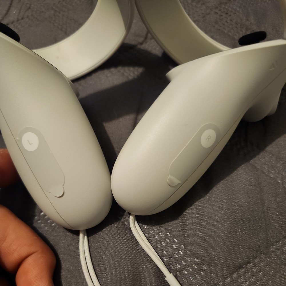 Genuine Meta Oculus Quest 2 Left & Right Controllers (Pair) great shape