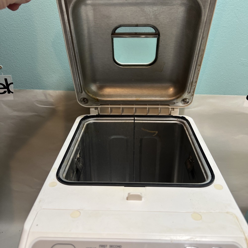 Hitachi HB-B201 Plus Automatic Home Bakery Bread Machine Maker Works Great!