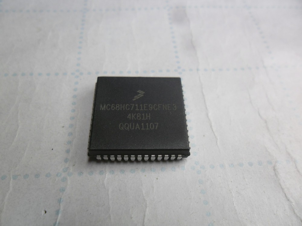 Freescale Semiconductor MC68HC711E9CFNE3 8Bit Microcontroller, PLCC-52
