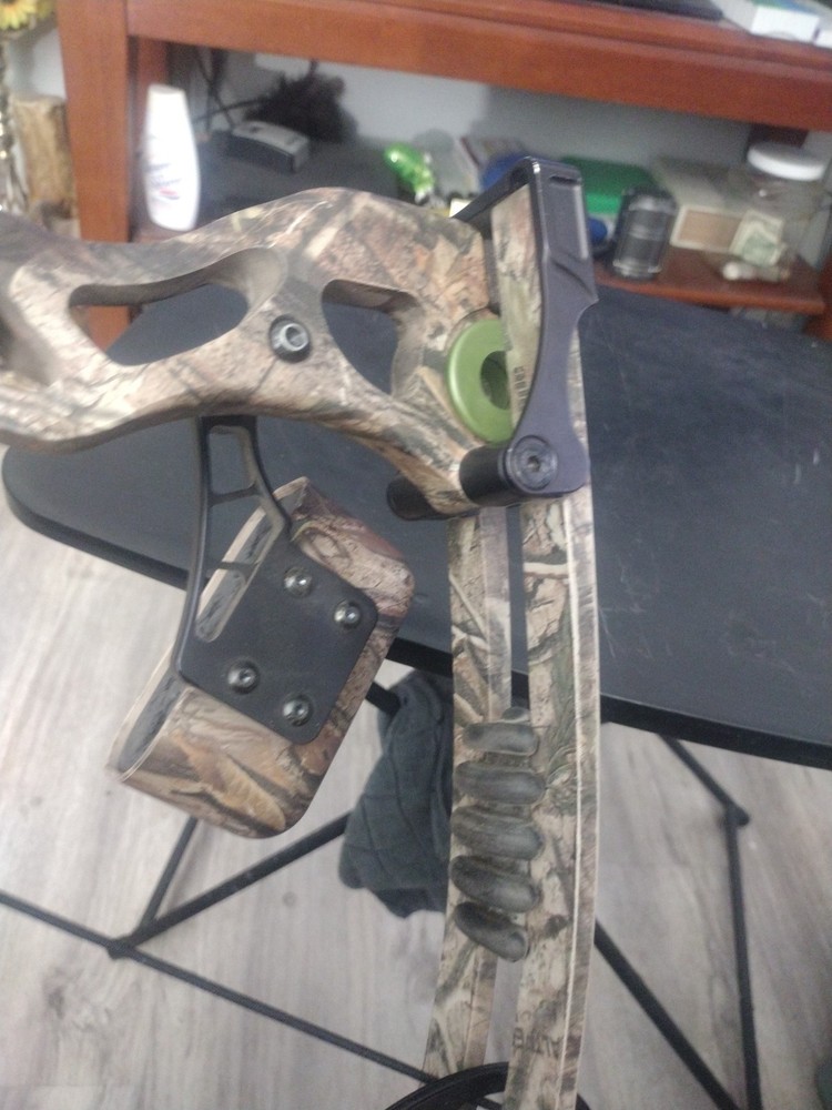 REFLEX RIDGELINE Compound Bow With Arrow Holder And Stabilizer