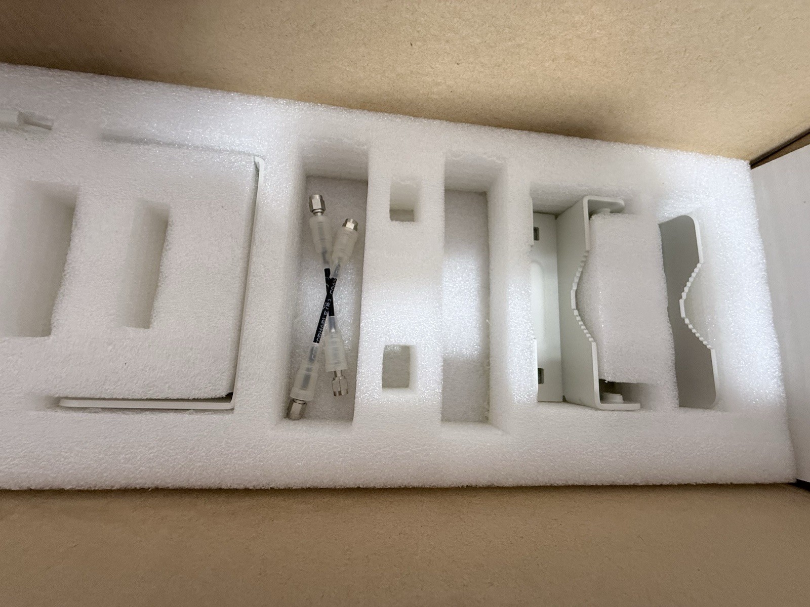 ✔️NEW UBIQUITI AM-2G16 90 Degree 2.4GHZ Air Max Sector Antenna w/ mount hardware