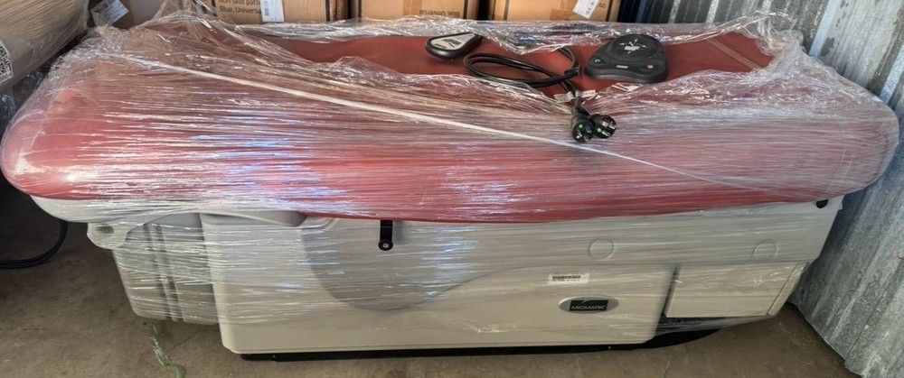 MIDMARK 623  POWER EXAM TABLE WITH  LEG  and HAND CONTROLLER . Gently Used