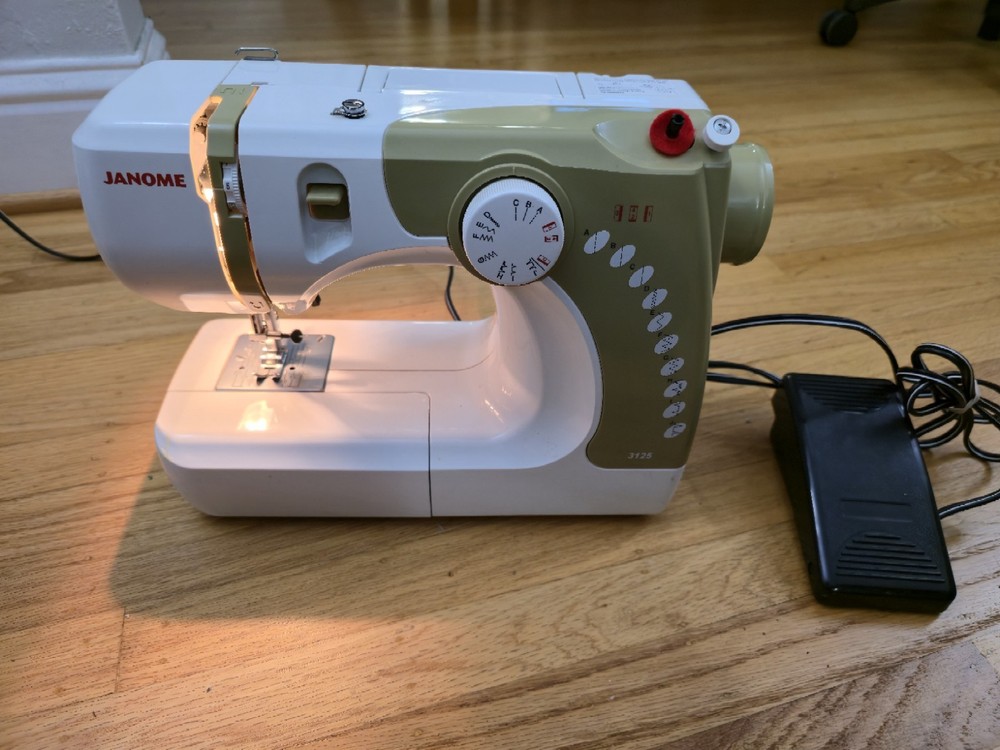 JANOME MODEL 3125 Sewing Machine Pedal Powers On READ!
