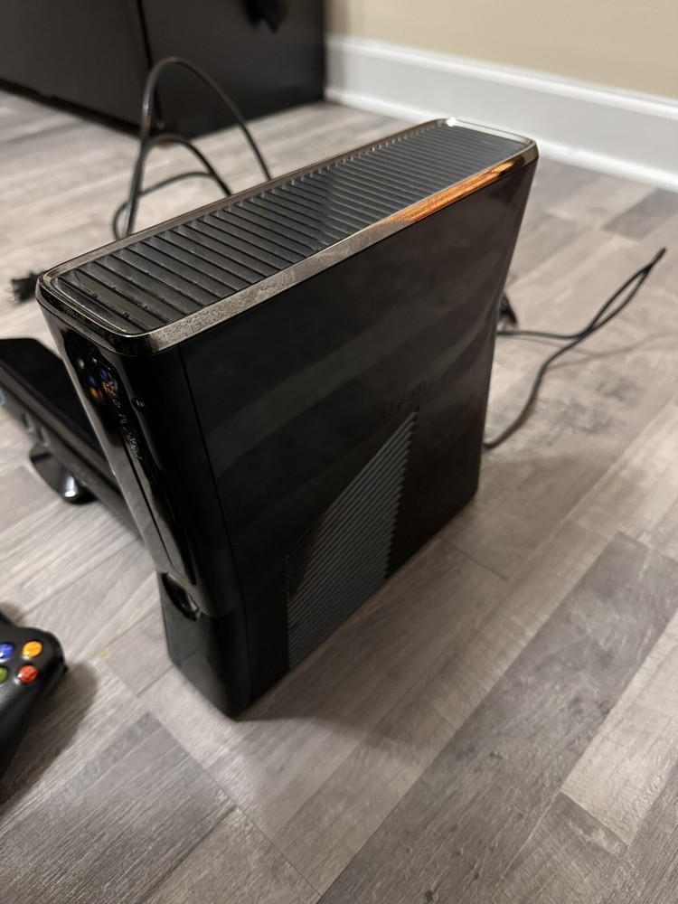 Microsoft XBox 360 S Slim 250GB + Kinect + 2 Controllers