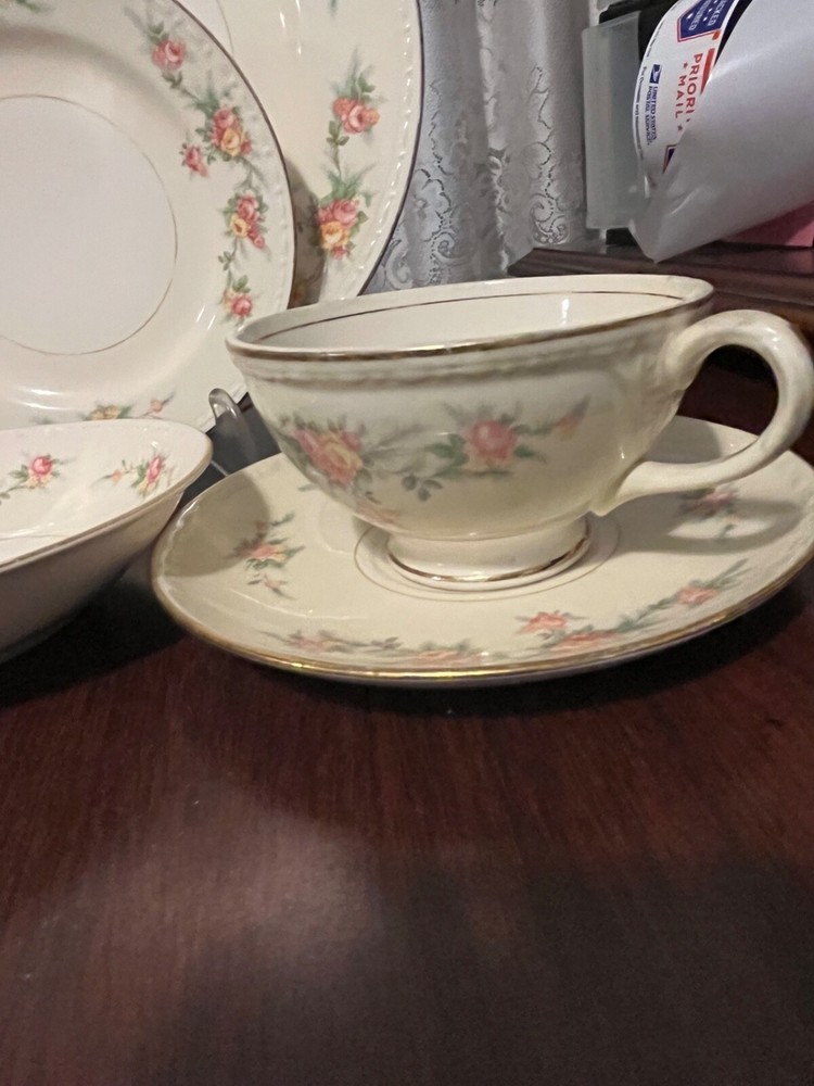Homer Laughlin -Georgian Eggshell-Countess Pattern-1943-5 piece Set