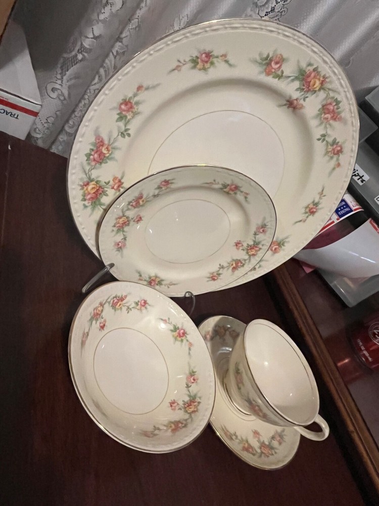 Homer Laughlin -Georgian Eggshell-Countess Pattern-1943-5 piece Set