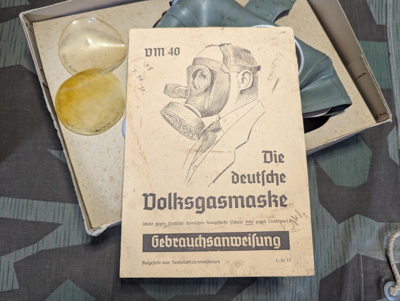 WWII German VM40 Volksgasmaske Luftschutz Men's Gas Mask in Box Volks Gasmask
