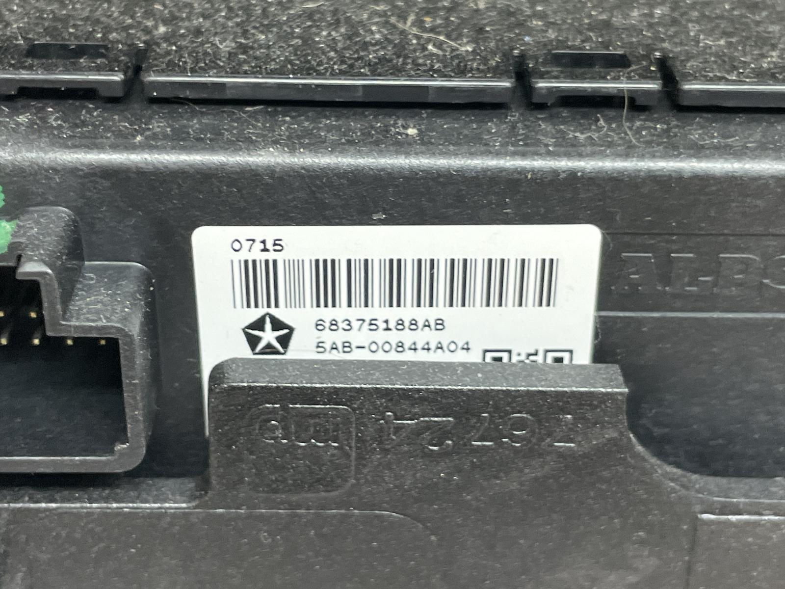 2022 DODGE RAM 2500 RADIO DISPLAY 8.4" SCREEN DASH BEZEL HEAT/AC CONTROLS OEM