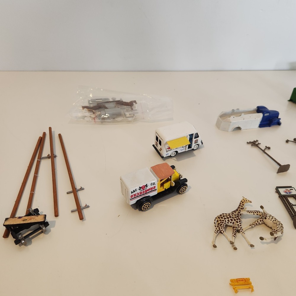 HO Train Scale Model Vehicle and Accessory Lot