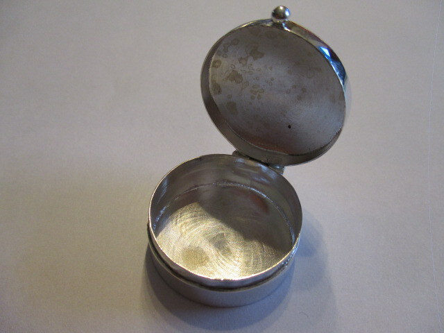 Sterling SIlver Pill Box round shape with nice engraved on top solid 925 silver
