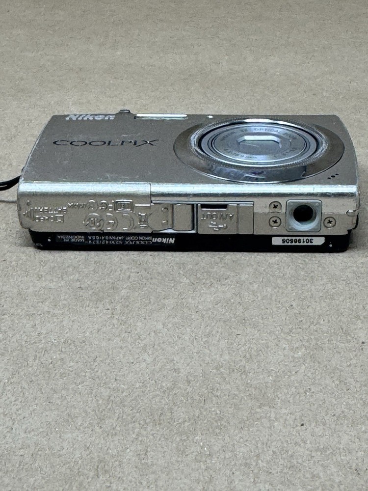 Nikon COOLPIX S230 10.0MP Digital Camera - Silver, Untested