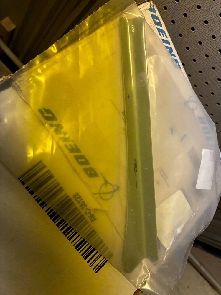 3930378-29 BRACKET YOKE LH