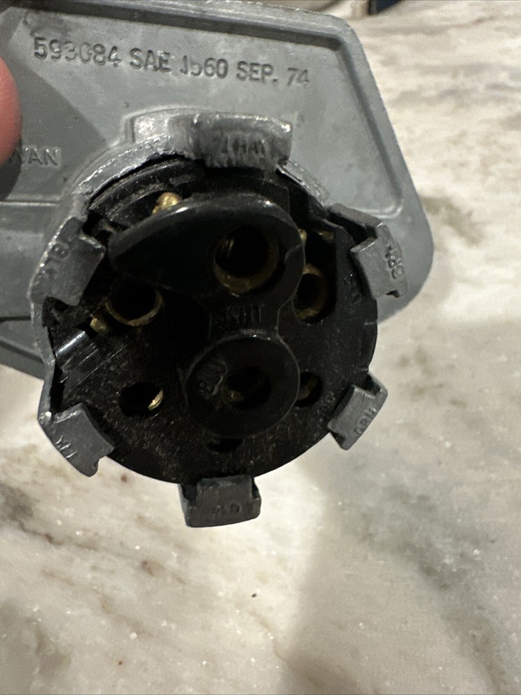 Velvac - 593084 - 7-Way Socket With Split Pins.