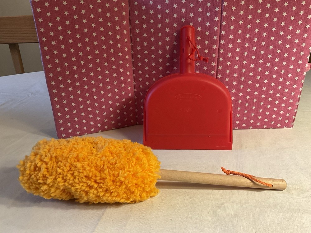 MELISSA & DOUG DRAMATIC PLAY LETS PLAY HOUSE REPLACEMENT RED DUST PAN & DUSTER