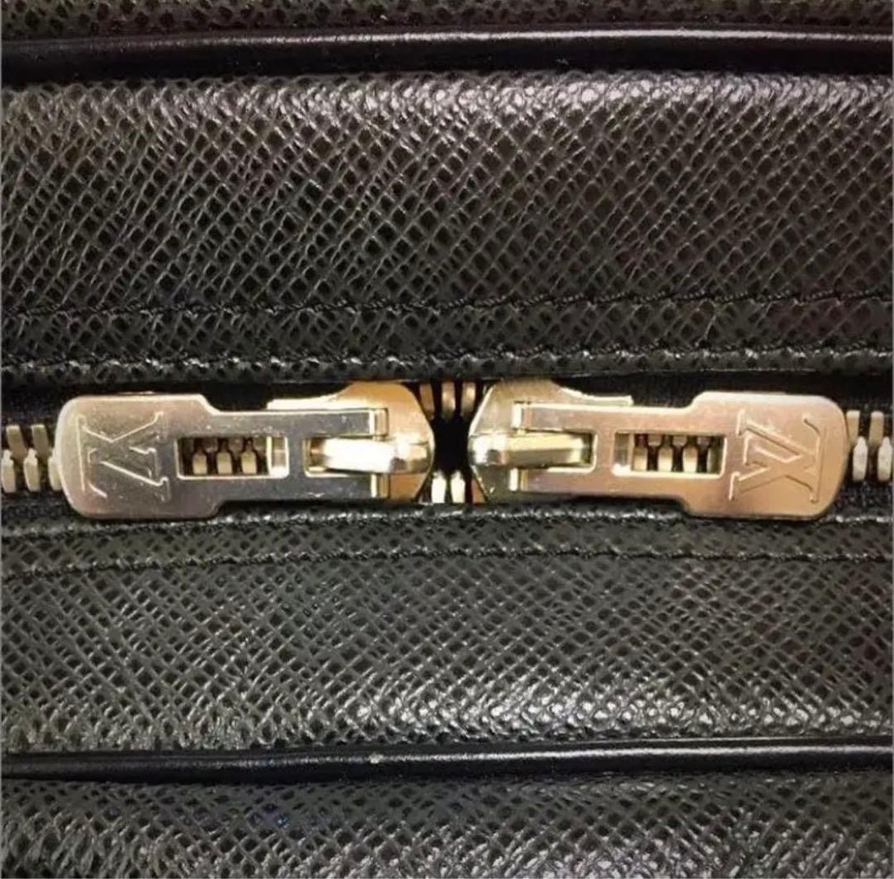 Louis Vuitton Kendall Taiga