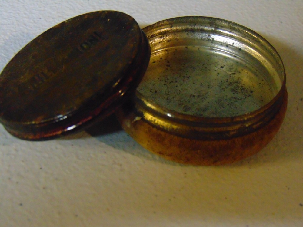 BRILLIANTONE PHONOGRAPH RECORD DUSTER / NEEDLE TIN