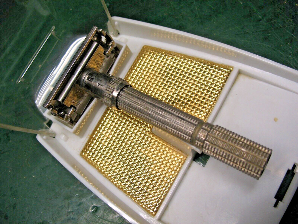 VINTAGE GILLETTE SLIM ADJUSTABLE DOUBLE EDGE SAFETY RAZOR w/ CASE CODE I 2