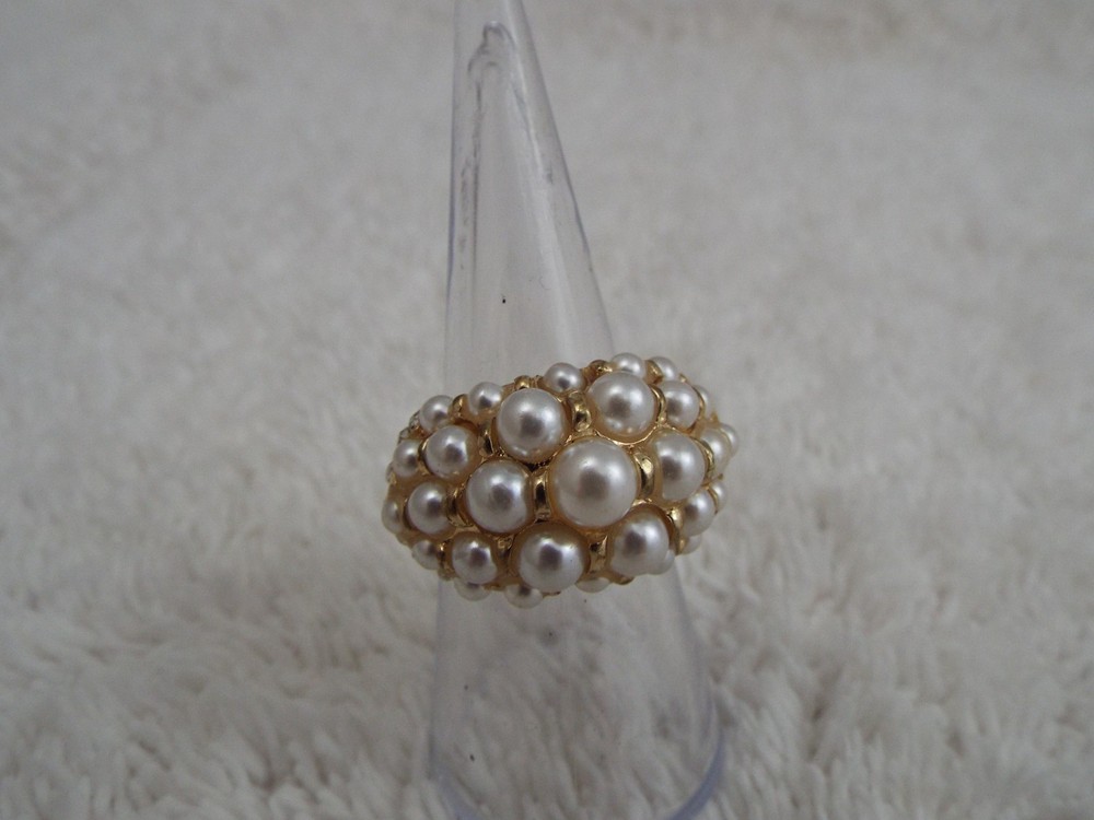 Goldtone White Bead Ring ~ Size 7 (J48)