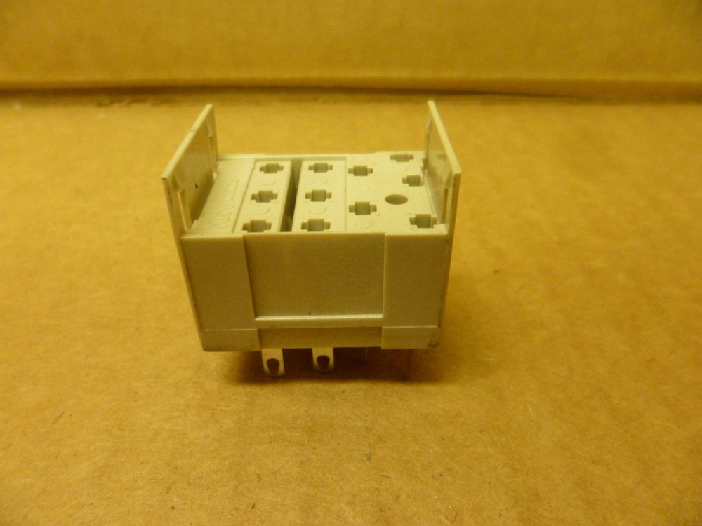 OMRON A3PJ-4103 PUSHBUTTON SWITCH BASE  NOS