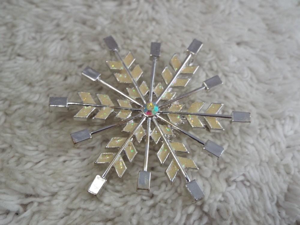 Silvertone Cream Snowflake Pin (B6)