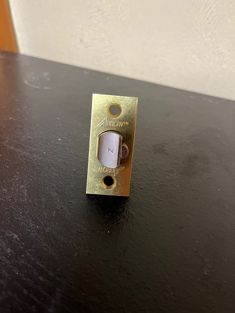 arrow 2-3/8 strike latch brass