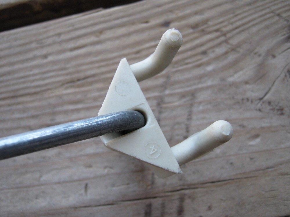 NOT COMPLETE 86 pcs ( 7 pcs plastic ONLY ) Fastback Hooks ?? Peg Board Hooks