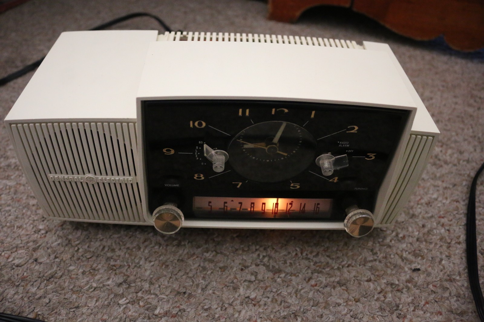 Vintage tube radio G.E. mid century ,ex cond works video
