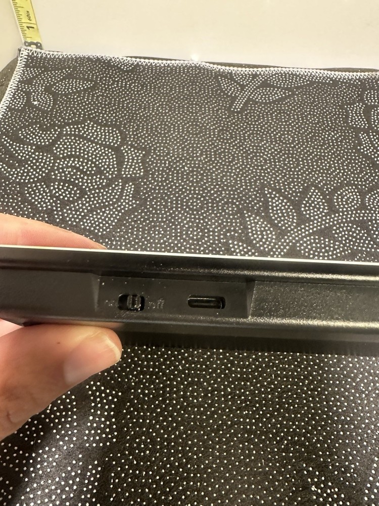 Premium slim layout with number pad + USB dongles – includes charging cable