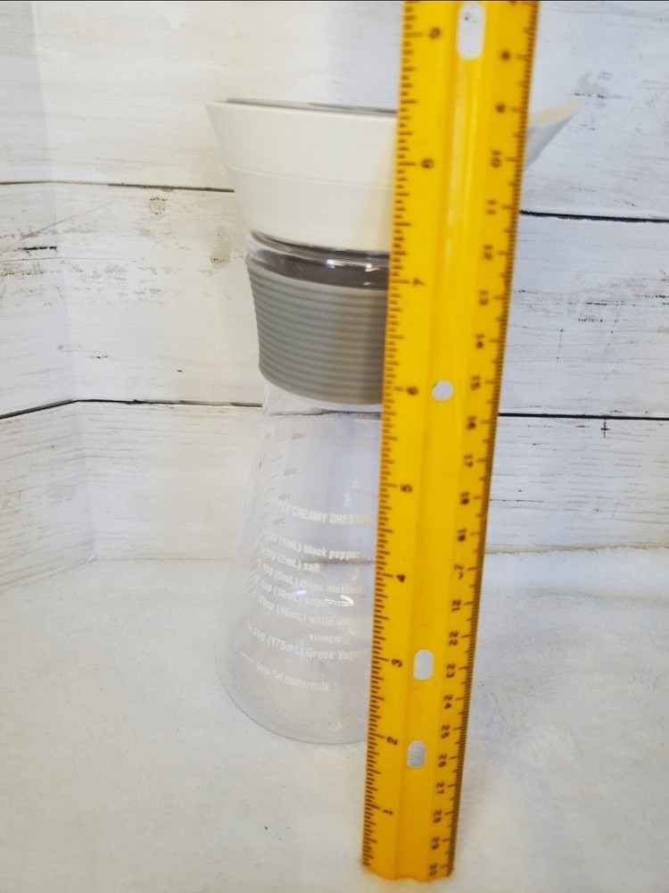 Pampered Chef Dressing Pourable Measuring Cup.