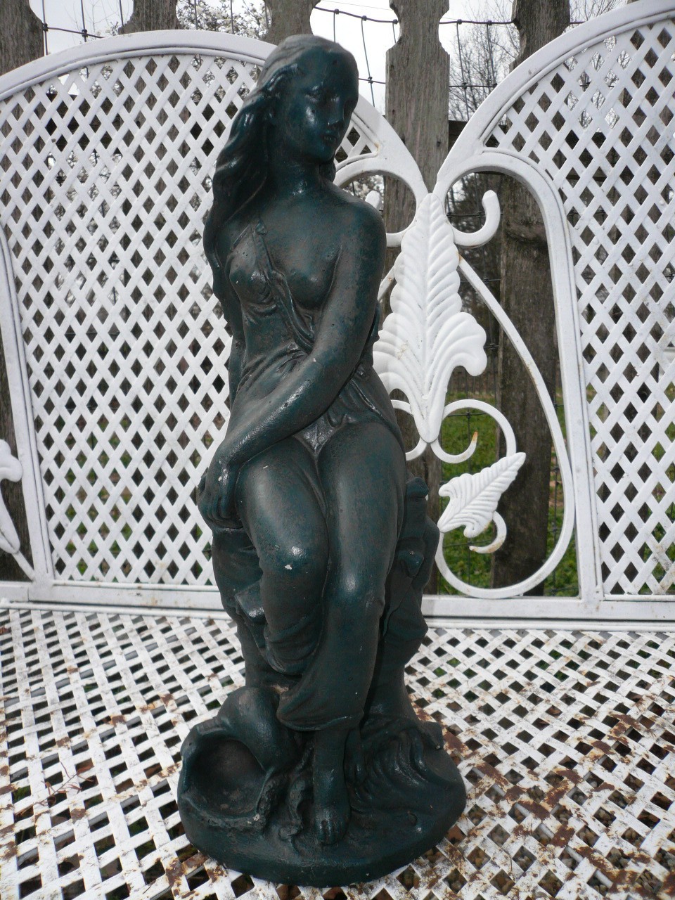 EXQUISITE MAIDEN ROCK SEASHELL VINTAGE CEMENT/CONCRETE GARDEN ORNAMENT 16" TALL