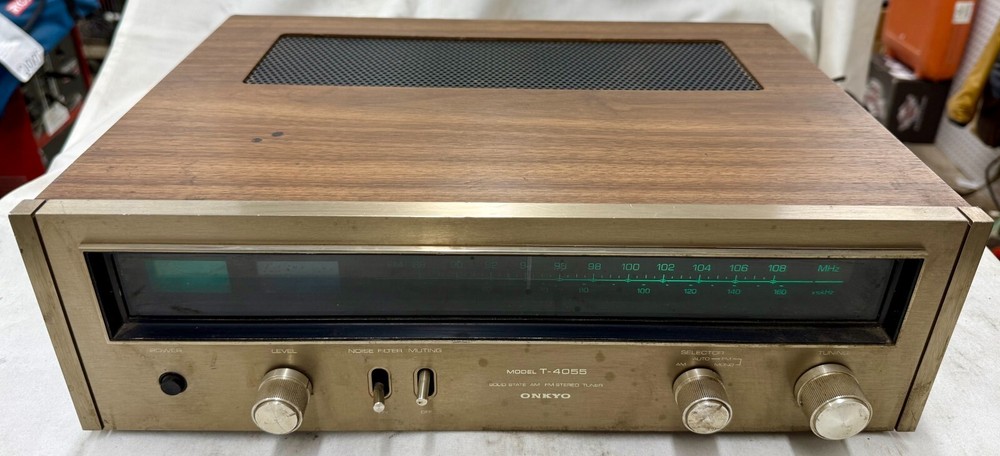 Onkyo T-4055 Solid State AM / FM Stereo Tuner (Left Panel Dimly Lit)