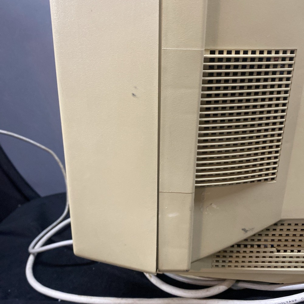 Apple Multiple Scan 15 M2943 15" Display CRT Powers On Damaged Shell Untested.