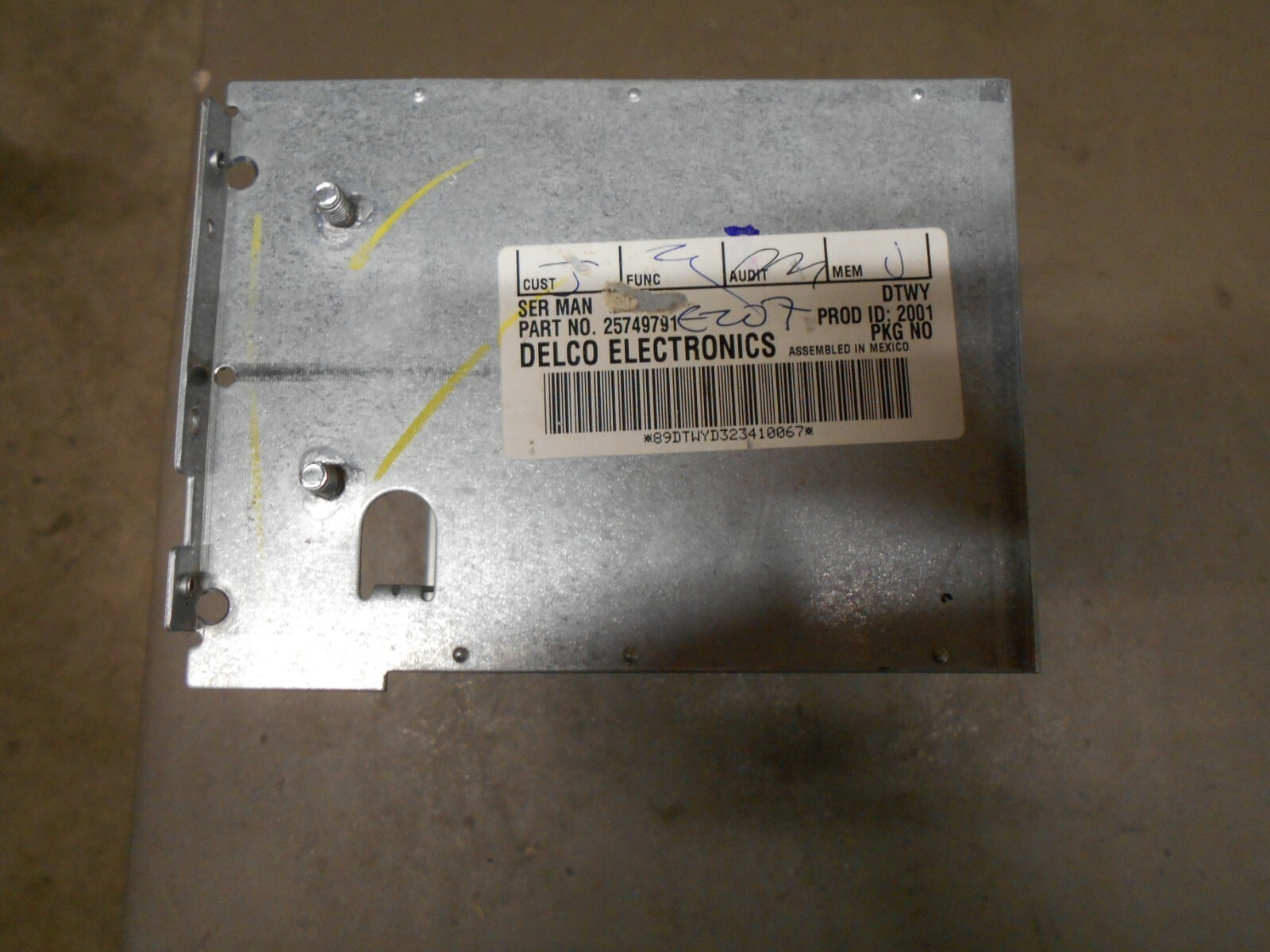 02-05 Deville 02-04 Seville Code U1R Tape CD Radio Sides - Back Housing Panel