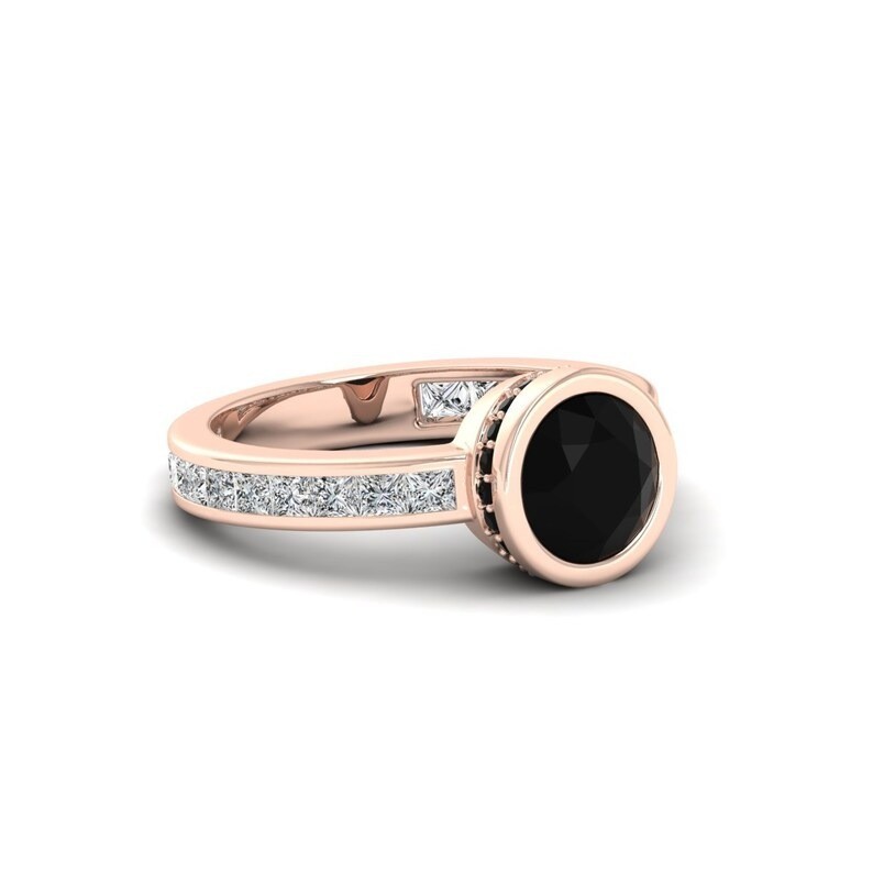 Make a statement with this stunning rose gold ring featuring a round black gemst