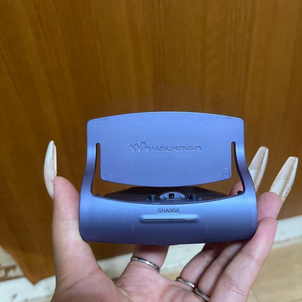 Sony MD Walkman Portable Player MZ-E707 With Stand Controller Untested