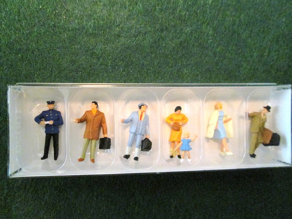 Preiser (HO 1:87) - At the Platform Gate #10029
