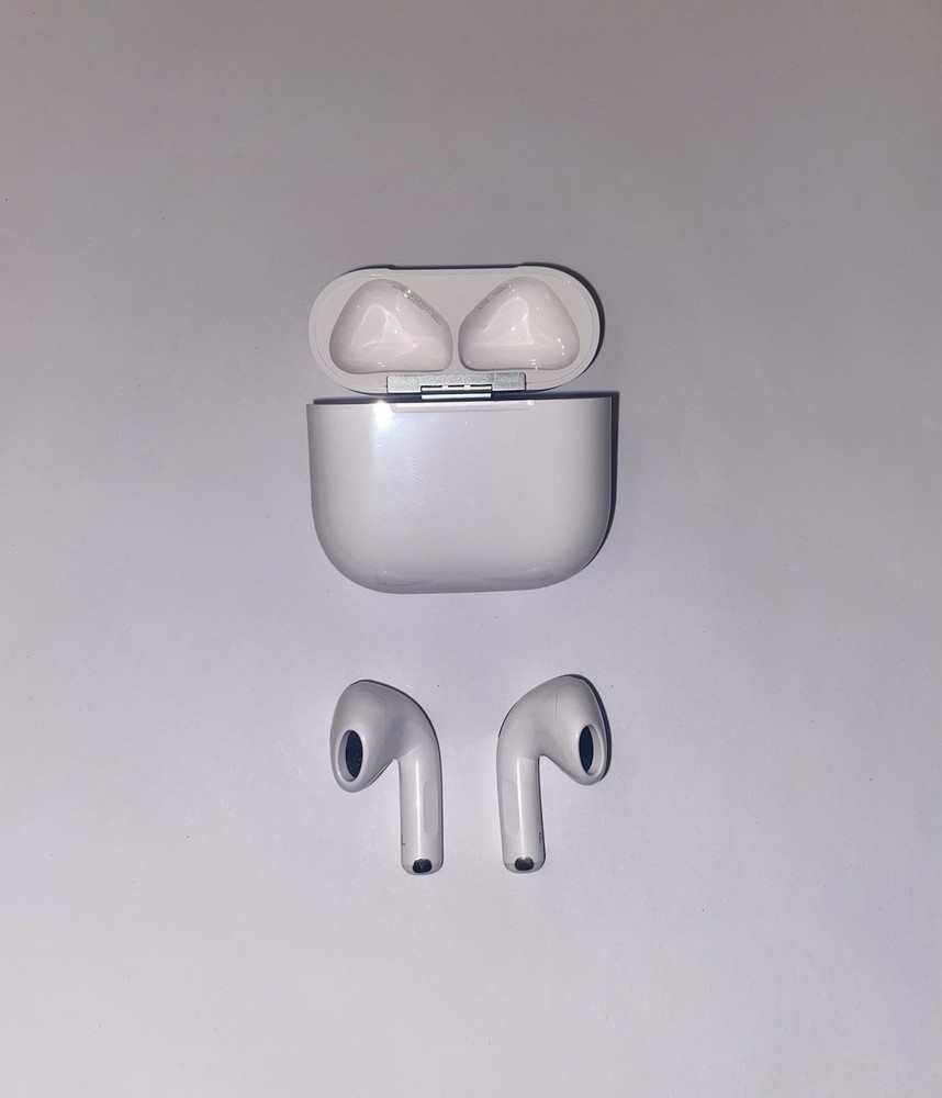 AirPods 4th Generation White with Wireless Charging Case