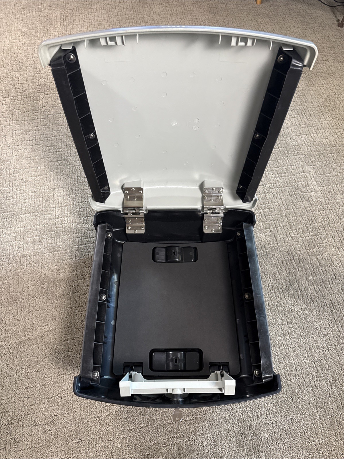 Thule Cast Away Fishing Rod Carrier Roof Rack #885, Locking, Holds 4 Rods, New